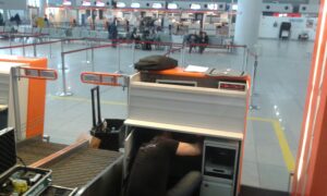 montaż pętli induktofonicznychna stanowiskach odpraw pasażerów na lotniskach