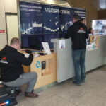 Pętla indukcyjna dla niedosłyszących na lotnisku Balice w Krakowie
