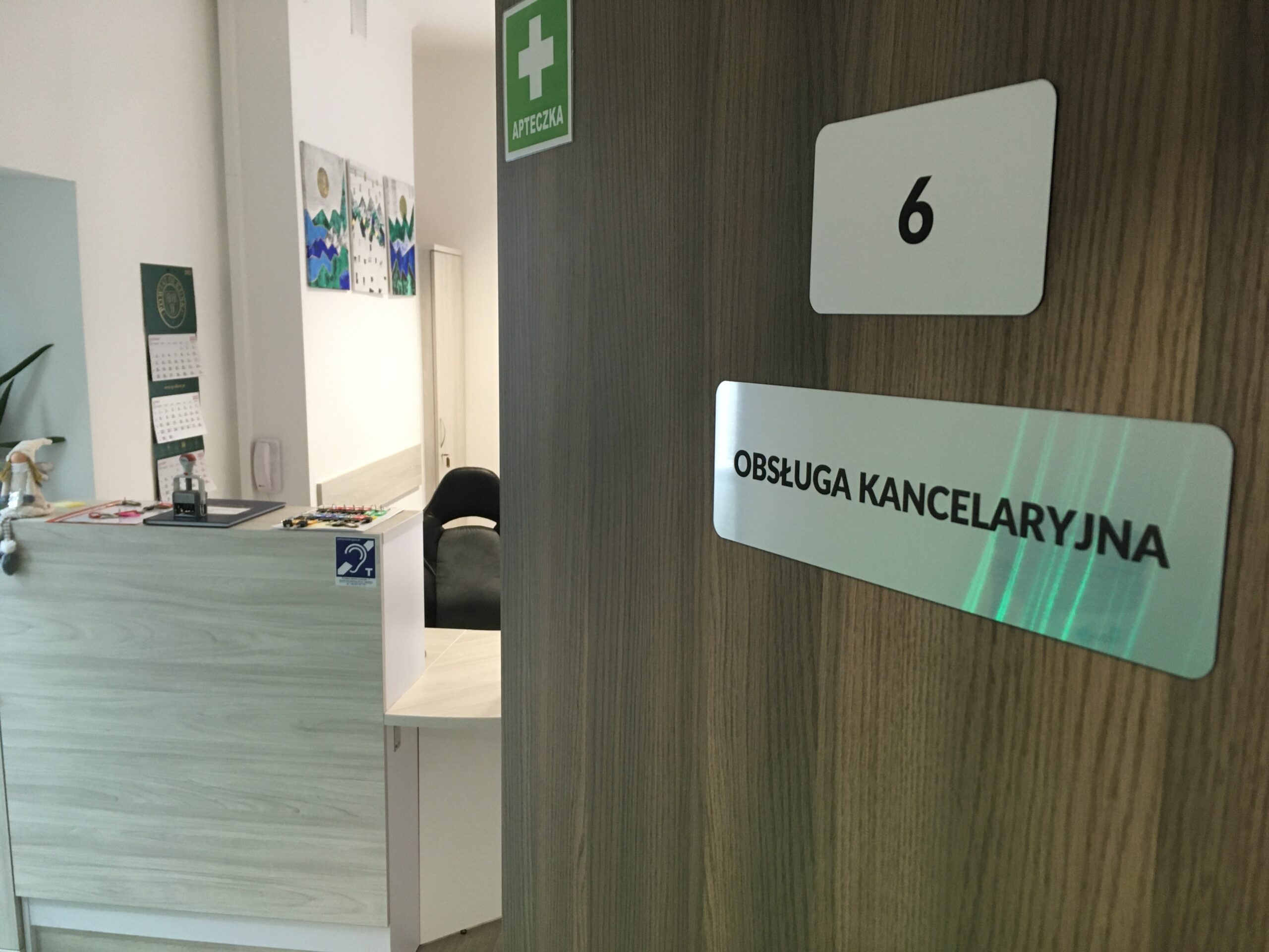 Petle indukcyjne Centrum Pomocy Rodzinie w Olkuszu - pętla podblatowa w sekretariacie