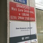 Uniwersytet Marii Curie-Skłodowskiej w Lublinie posiada pętle indukcyjne w punktach recepcyjnych. Pętla indukcyjna w sekretariacie